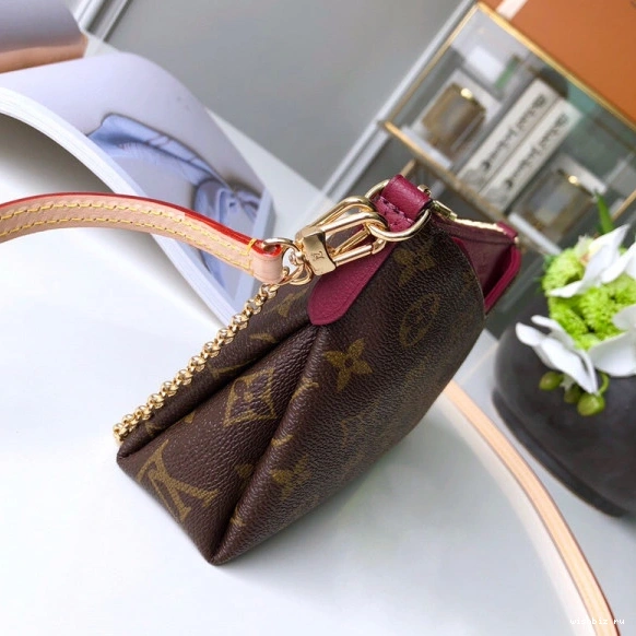 WIS PALLAS CHANELUTCH Louis Vuitton 1028